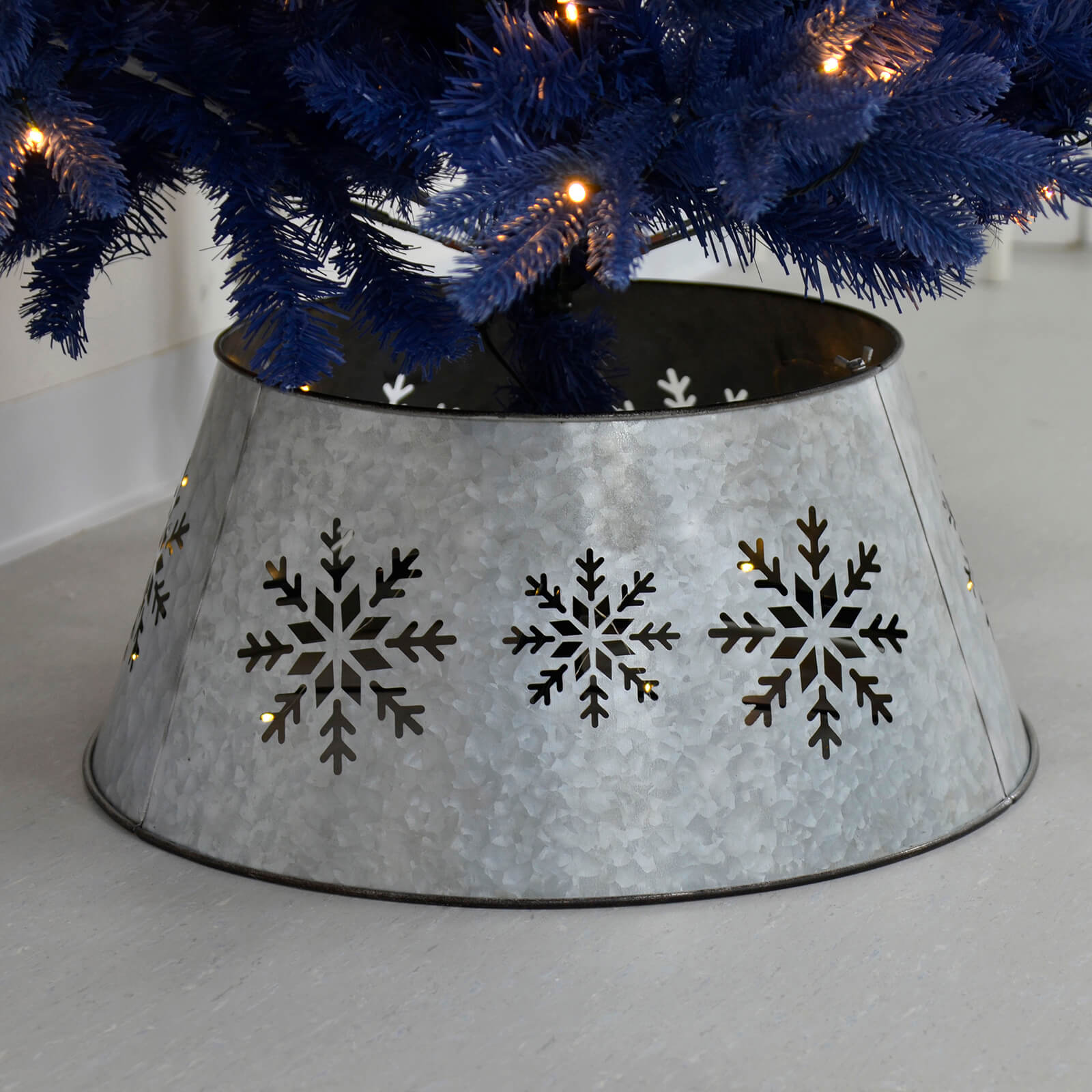 Silver tree skirt uk sale